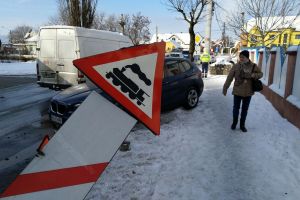 Ce a făcut şoferul unui BMW care a rupt un indicator de pe str. Ioan Slavici (FOTO)