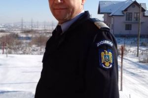 FOTO: EROU în timpul liber. Un jandarm din Alba a salvat viaţa unei femei dintr-o casă în flăcări
