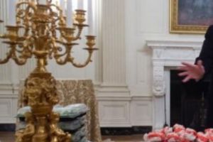 Donald Trump se DESCURCĂ chiar dacă este în BLOCAJ. Serveşte hamburgeri şi pizza la Casa Albă: Tot ce este american îmi place