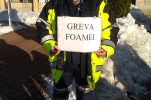 Video: Minerii de la Roşiuţa au blocat calea ferată uzinală cu role! 20, la protest în faţa CEO