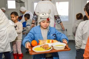 Elevii unei şcoli arădene iau din nou „Masa caldă” la cantina din curtea unităţii de învăţământ
