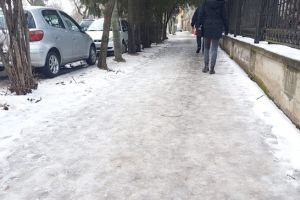Victimele trotuarelor din Timişoara: zeci de pietoni au ajuns la Urgenţe, într-o singură zi