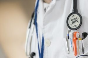 Medic român, suspendat în Marea Britanie pentru conduită nepotrivită
