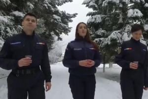 Campanie de imagine eşuată a Jandarmeriei Române: ”O, rămâi, rămâi în dubă, Te-am gazat atât de mult, Ale tale coaste toate, ​Numai eu ştiu să le rup” (VIDEO)