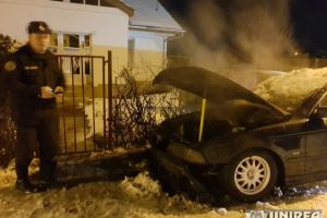 FOTO /VIDEO: Un BMW parcat pe strada Ionel Pop din Alba Iulia a luat foc. Pompierii au intervenit