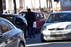POLIŢIA LOCALĂ PITEŞTI A FĂCUT CURĂŢENIE PE TROTUARE. MAŞINILE, OUT – ŞOFERII, AMENDAŢI!