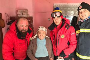 Alimente pentru locuitorii din Dealu Babii, izolaţi de zăpadă