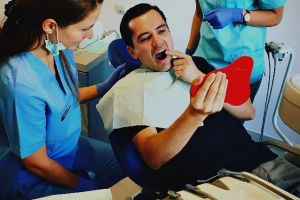 Daca aveti dureri de dinti, veniti la stomatolog. Acasa puteti trata doar simptomele, nu si cauza