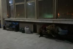 Gara Târgu-Jiu, raiul boschetarilor! Oamenii străzii dorm după caloriferele din sala de aşteptare, urinând lângă ei, iar călătorii tremură pe peron