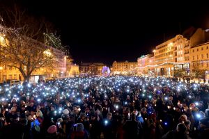 După moartea primarului Pawel Adamowicz, mii de polonezi au iesit in strada. Născut în Gdansk, Donald Tusk a vorbit mulţimii