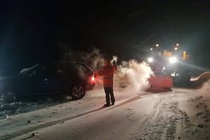 FOTO: BMW X 5 scos din şanţ de drumarii gorjeni! Avea cauciucuri de vară!