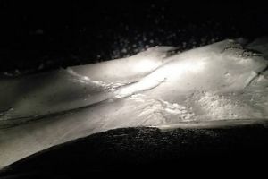 Atenţie pe unde circulaţi! O nouă avalanşă în Bihor. DN 75, în Vârtop, complet blocat