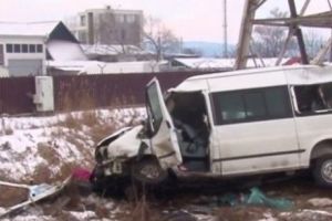 Accident TERIFIANT. Un microbuz PLIN cu pasageri s-a RĂSTURNAT în Dolj