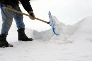 A sunat la 112 şi a cerut să i se deszăpezească aleea din faţa casei