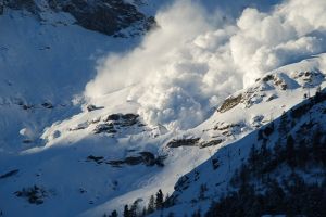 MIERCURI: O avalanşă a blocat traficul pe DN 75, în zona localităţii Vârtop