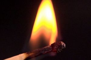 TRAGEDIE imensă. O FETIŢĂ a MURIT iar fratele său este în COMĂ, după ce au dat FOC casei