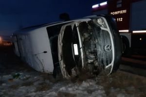 Un microbuz de calatori s-a rasturnat in judetul Dolj. Sunt mai multe victime. Cum s-a petrecut accidentul (galerie foto) 