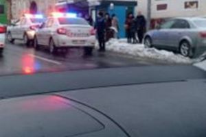 Tânără rănită, după ce i-a fost prins piciorul în uşa unui autobuz