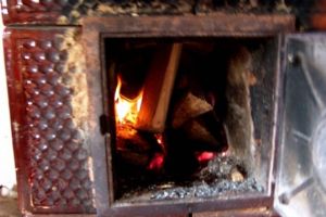 Un adolescent şi-a dat foc în încercarea de a înţesi focul din sobă