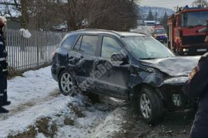 Accident pe DN 71. O şoferiţă s-a răsturnat cu maşina
