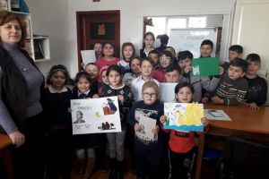Copiii din Programul de Eradicare a Sărăciei prin Educaţie din localitatea Baia l-au omagiat ...
