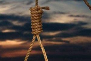 DĂRÂMAT de vestea că soţia îl ÎNȘEALĂ, un şofer s-a SPÂNZURAT chiar în maşina în care lucra 