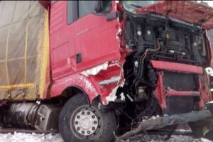 Trenuri BLOCATE: un tir a derapat pe calea ferată în Hunedoara