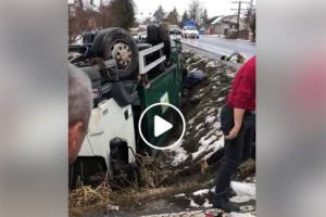 Accident SPECTACULOS: Autoutilitară de salubrizare, ARUNCATĂ într-un ȘANȚ de un TIR (VIDEO)
