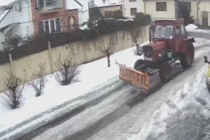 VIDEO. Deszăpezire ,,la mişto”. Tractorul a trecut, zăpada a rămas