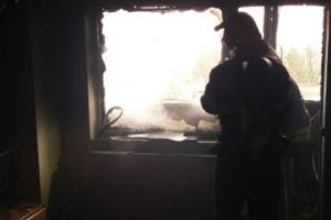Panică la bloc. Oamenii au fugit cum au putut, după ce un apartament a luat foc