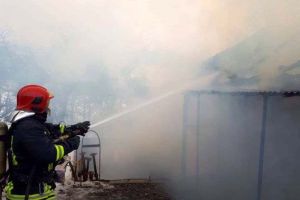 UPDATE FOTO, VIDEO: INCENDIU la acoperişul unei case din Poiana Ampoiului, din cauza unui scurt circuit electric