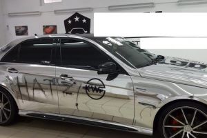 FOTO – Maşină de zeci de mii de euro vandalizată la Sibiu – Mesaj anti PSD pe ea!