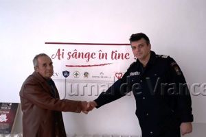 FOTO: Un vrâncean, salvat periodic de la moarte de doi pompieri! Cei doi îi donează trombocite