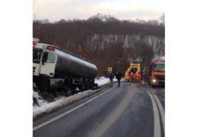 FOTO Trafic îngreunat la Hula Bradului, din cauza unei cisterne