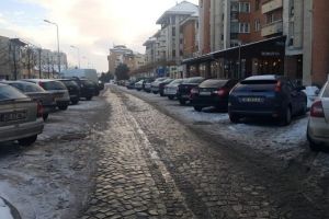 FOTO / VIDEO:  Parcarea din faţa restaurantului Roberta, din Alba Iulia, pentru prima dată plină. Cum s-a întâmplat ”minunea”!