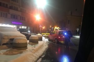 A ratat curba şi a făcut praf vitrina unui magazin de haine (FOTO)