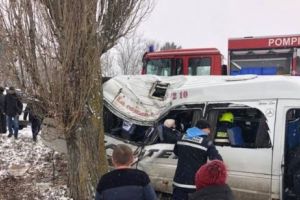 ACCIDENT teribil în care a fost implicat un MICROBUZ. Trei persoane au fost RĂNITE