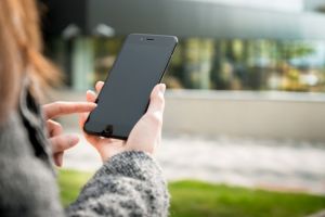Tâlhărită în staţia de autobuz. Hoţul i-a smuls telefonul mobil