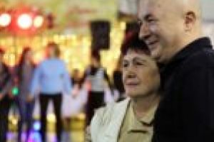Codrin Ștefănescu a strâns în braţe pe toată lumea la Revelionul Pensionarilor de la Oţelu Roşu [FOTO]