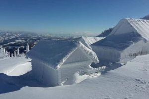 FOTO Imagini spectaculoase de pe Vf. Bihor, din Apuseni. Palatele de cleştar, create de zăpadă şi viscol