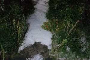 Imagini APOCALIPTICE în România! Grindină de mărimea unui ou de găină la Comarnic - Foto 