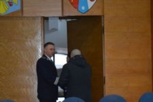 Scandal monstru între prefect şi un membru al Autorităţii de Ordine Publică. Miza: locurile de parcare