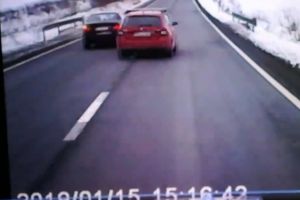 VIDEO Manevră periculoasă între Mândra şi Șercaia. A depăşit pe dreapta o maşină aflată în depăşire