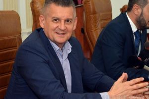 Bolojan la bani mărunţi: Prefectul Ioan Mihaiu îi cere Primăriei să mai taie din salariile 
