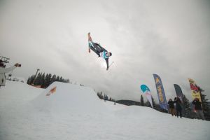 FOTO Distracţie mare la Păltiniş – Cei mai spectaculoşi snowboarderi şi schiori se întrec la Platoş