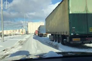 VIDEO FOTO – Zeci de TIR-uri parcate ilegal în fiecare zi în zona Avantgarden