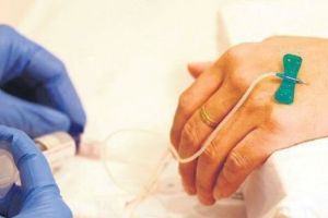 O femeie din Slatina nu-şi mai poate folosi mâna dreaptă după ce a urmat un tratament agresiv pentru un cancer care nu era malign 