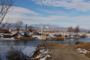 FOTO. Stadiul lucrărilor la podul de peste Mureş de la Căpud, aşteptat de multe generaţii care traversează râul cu brudina
