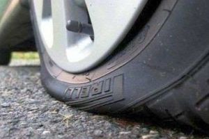 Tânăr din Bistra, cercetat de poliţişti pentru distrugere. Este bănuit că ar fi înţepat anvelopele unui autoturism parcat în faţa unui magazin în Lupşa