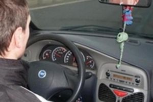 Minor din Berghin, cercetat de poliţişti după ce a fost prins conducând un autoturism, fără permis